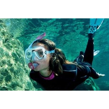 Dame der snorkler under havoverfladen