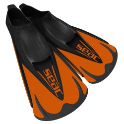 Flere par SEAC Speed-S korte sv�mmefinner vist i forskellige farver, ideelle til sv�mmetr�ning i pool og snorkling.